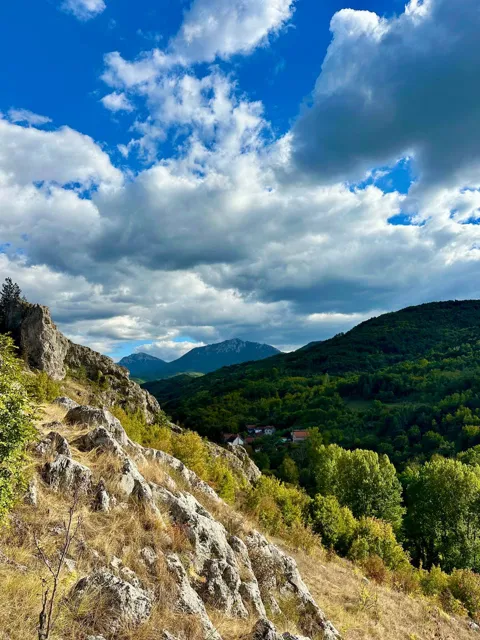 Скалы и горы за зелёной долиной