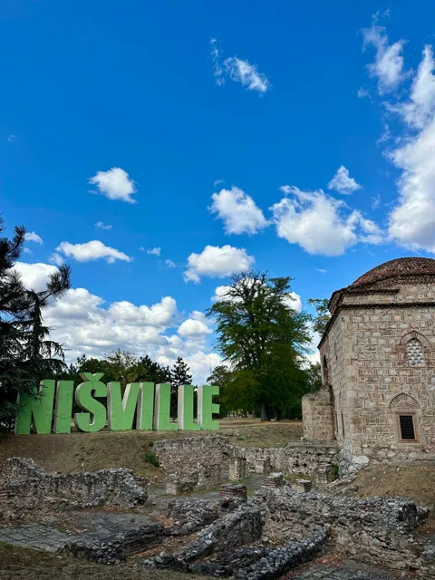 Надпись Nišville и историческая постройка